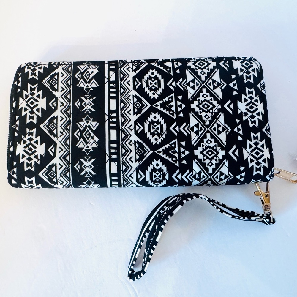 Women’s Black and White Fabric Wristlet Wallet NWT!!